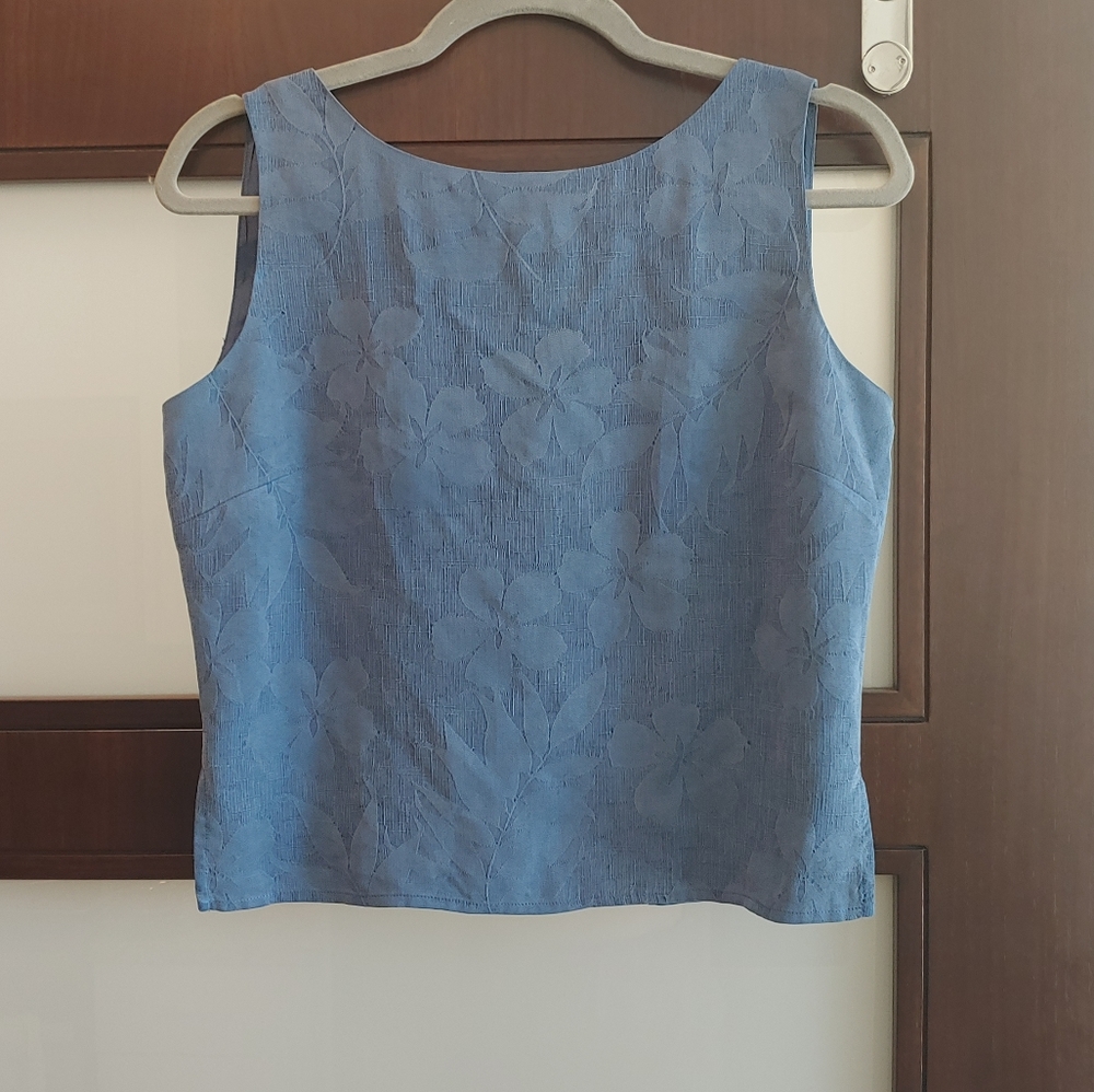 TOMMY BAHAMA SZ 6 100% SILK TOP WITH FLOWERS